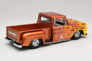 Chevrolet C-10 Stepside Pickup Lowrider Narancssárga Lángmintával Sun Star 1:18 1392 Fém – 2. kép a 6-ből