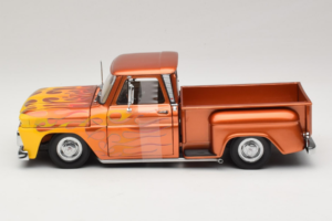 Chevrolet C-10 Stepside Pickup Lowrider Narancssárga Lángmintával Sun Star 1:18 1392 Fém – 3. kép a 6-ből