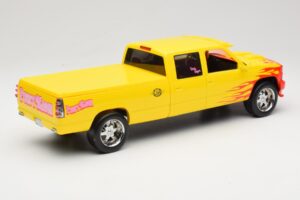 Chevrolet C2500 Silverado Pussy Wagon From Kill Bill Sárga GreenLight 1:18 19015 Fém – 2. kép a 6-ből