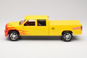 Chevrolet C2500 Silverado Pussy Wagon From Kill Bill Sárga GreenLight 1:18 19015 Fém – 3. kép a 6-ből