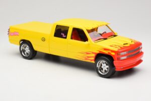 Chevrolet C2500 Silverado Pussy Wagon From Kill Bill Sárga GreenLight 1:18 19015 Fém – 4. kép a 6-ből