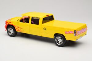 Chevrolet C2500 Silverado Pussy Wagon From Kill Bill Sárga GreenLight 1:18 19015 Fém – 5. kép a 6-ből