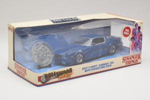 Chevrolet Camaro Z28 Stranger Things With Collectible Coin Metals Diecast 1:24 31110 Fém – 2. kép a 3-ből