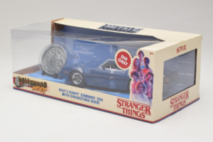 Chevrolet Camaro Z28 Stranger Things With Collectible Coin Metals Diecast 1:24 31110 Fém – 3. kép a 3-ből