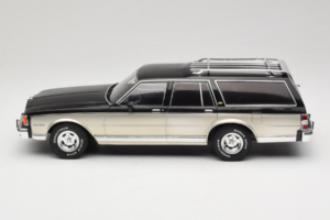 Chevrolet Caprice Estate Wagon Ezüst & Szürke MCG 1:18 MCG18478 Fém – 3. kép a 6-ből