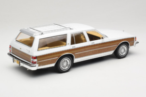 Chevrolet Caprice Estate Wagon Fehér MCG 1:18 MCG18475 Fém – 2. kép a 6-ből