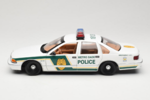 Chevrolet Caprice Metro Dade Rendőrség UT Models 1:18 21024 Fém – 4. kép a 8-ből