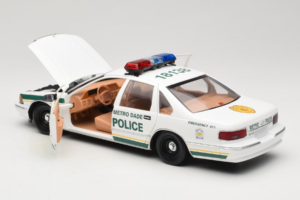 Chevrolet Caprice Metro Dade Rendőrség UT Models 1:18 21024 Fém – 5. kép a 8-ből