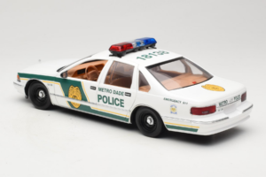 Chevrolet Caprice Metro Dade Rendőrség UT Models 1:18 21024 Fém – 7. kép a 8-ből
