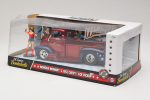 Chevrolet COE Pickup Wonder Woman With Figure Metals Diecast 1:24 30453 Fém – 3. kép a 3-ből