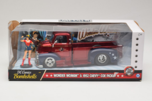 Chevrolet COE Pickup Wonder Woman With Figure Metals Diecast 1:24 30453 Fém