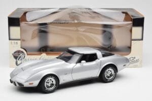 Chevrolet Corvette C3 Ezüst UT Models 1:18 21072 Fém – 8. kép a 8-ből