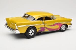 Chevrolet Custom Sárga Lánggal Hot Wheels 1:18 21356 Fém – 3. kép a 8-ből