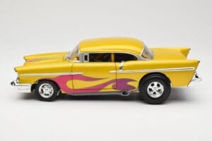 Chevrolet Custom Sárga Lánggal Hot Wheels 1:18 21356 Fém – 4. kép a 8-ből