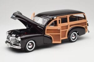 Chevrolet Fleetmaster Woody Fekete & Wood Panels Maisto 1:18 43697545B Fém – 2. kép a 8-ből