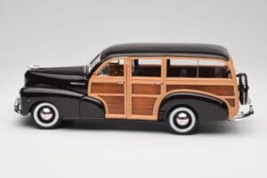 Chevrolet Fleetmaster Woody Fekete & Wood Panels Maisto 1:18 43697545B Fém – 4. kép a 8-ből