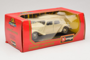 Citroen 15CV Traction Avant Bézs Bburago 1:24 1501-B1 Fém – 2. kép a 3-ből