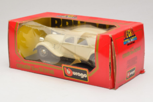 Citroen 15CV Traction Avant Bézs Bburago 1:24 1501-B1 Fém – 3. kép a 3-ből