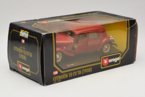 Citroen 15CV TA Piros Bburago 1:24 1501 Fém – 2. kép a 3-ből