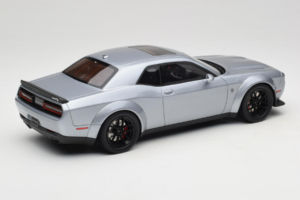 Dodge Challenger SRT Hellcat Redeye Ezüst GT Spirit 1:18 GT226 Gyanta – 2. kép a 6-ből