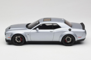 Dodge Challenger SRT Hellcat Redeye Ezüst GT Spirit 1:18 GT226 Gyanta – 3. kép a 6-ből
