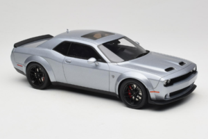 Dodge Challenger SRT Hellcat Redeye Ezüst GT Spirit 1:18 GT226 Gyanta – 4. kép a 6-ből
