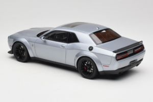 Dodge Challenger SRT Hellcat Redeye Ezüst GT Spirit 1:18 GT226 Gyanta – 5. kép a 6-ből