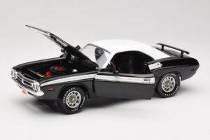 Dodge Challenger R/T Fekete & Fehér ERTL 1:18 36549 Fém – 2. kép a 8-ből