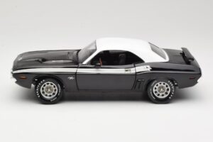 Dodge Challenger R/T Fekete & Fehér ERTL 1:18 36549 Fém – 4. kép a 8-ből