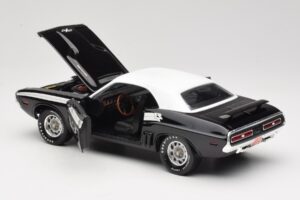 Dodge Challenger R/T Fekete & Fehér ERTL 1:18 36549 Fém – 5. kép a 8-ből