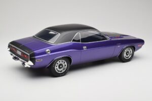 Dodge Challenger R/T Plum Crazy Otto 1:12 G083 Gyanta – 2. kép a 6-ből