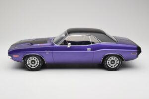 Dodge Challenger R/T Plum Crazy Otto 1:12 G083 Gyanta – 3. kép a 6-ből
