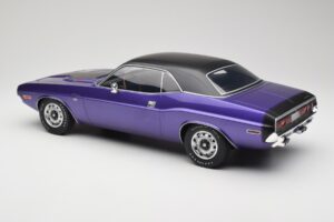 Dodge Challenger R/T Plum Crazy Otto 1:12 G083 Gyanta – 5. kép a 6-ből