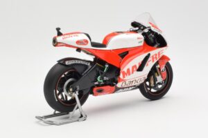 Ducati Desmosedici GP11 #8 H. Barbera Ducati MotoGP Team MotoGP 2011 Minichamps 1:12 123110008 Fém – 3. kép a 6-ből