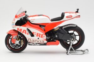 Ducati Desmosedici GP11 #8 H. Barbera Ducati MotoGP Team MotoGP 2011 Minichamps 1:12 123110008 Fém
