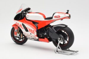 Ducati Desmosedici GP11 #8 H. Barbera Ducati MotoGP Team MotoGP 2011 Minichamps 1:12 123110008 Fém – 5. kép a 6-ből