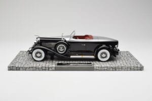 Duesenberg Model J Torpedo Disappearing Top Convertible Coupe Ezüst Fekete Minichamps 1:18 107150431 Gyanta – 3. kép a 6-ből