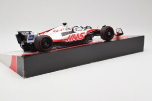 Haas VF-22 #20 K. Magnussen Pole Position Brazil GP 2022 Minichamps 1:18 147222120 Fém – 3. kép a 7-ből