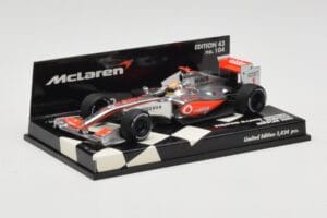 McLaren Mercedes MP4-24 #1 L. Hamilton Showcar 2009 Minichamps 1:43 530094371 Fém – 2. kép a 5-ből