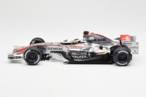 McLaren Mercedes MP4-21 P. de la Rosa F1 Showcar 2006 Minichamps 1:18 B66962346 Fém – 3. kép a 6-ből