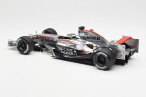 McLaren Mercedes MP4-21 P. de la Rosa F1 Showcar 2006 Minichamps 1:18 B66962346 Fém – 5. kép a 6-ből
