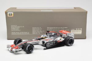 McLaren Mercedes MP4-21 P. de la Rosa F1 Showcar 2006 Minichamps 1:18 B66962346 Fém – 6. kép a 6-ből