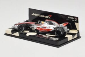 McLaren Mercedes MP4-23 #22 L. Hamilton Race Car 2008 Minichamps 1:43 530084322 Fém – 3. kép a 5-ből