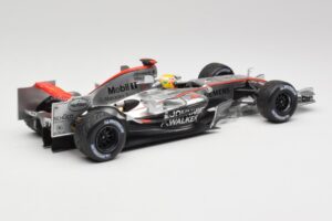McLaren MP4-25 Mercedes #2 L. Hamilton Showcar 2010 Minichamps 1:18 110100006-R1 Fém – 2. kép a 6-ből