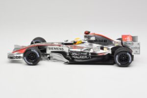 McLaren MP4-25 Mercedes #2 L. Hamilton Showcar 2010 Minichamps 1:18 110100006-R1 Fém – 3. kép a 6-ből