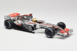 McLaren MP4-25 Mercedes #2 L. Hamilton Showcar 2010 Minichamps 1:18 110100006-R1 Fém – 4. kép a 6-ből