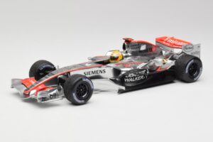McLaren MP4-25 Mercedes #2 L. Hamilton Showcar 2010 Minichamps 1:18 110100006-R1 Fém