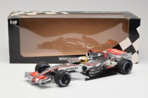 McLaren MP4-25 Mercedes #2 L. Hamilton Showcar 2010 Minichamps 1:18 110100006-R1 Fém – 6. kép a 6-ből