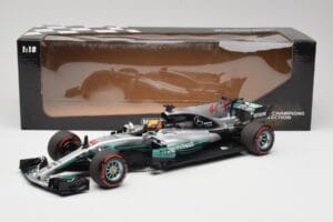 Mercedes AMG W08 EQ Power+ Petronas #44 L. Hamilton F1 World Champion 2017 Minichamps 1:18 186170044 Gyanta – 7. kép a 7-ből