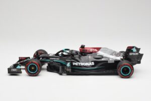 Mercedes AMG W12 Petronas #44 L. Hamilton Spanish GP 100th Pole 2021 Minichamps 1:18 110210444 Gyanta – 3. kép a 7-ből